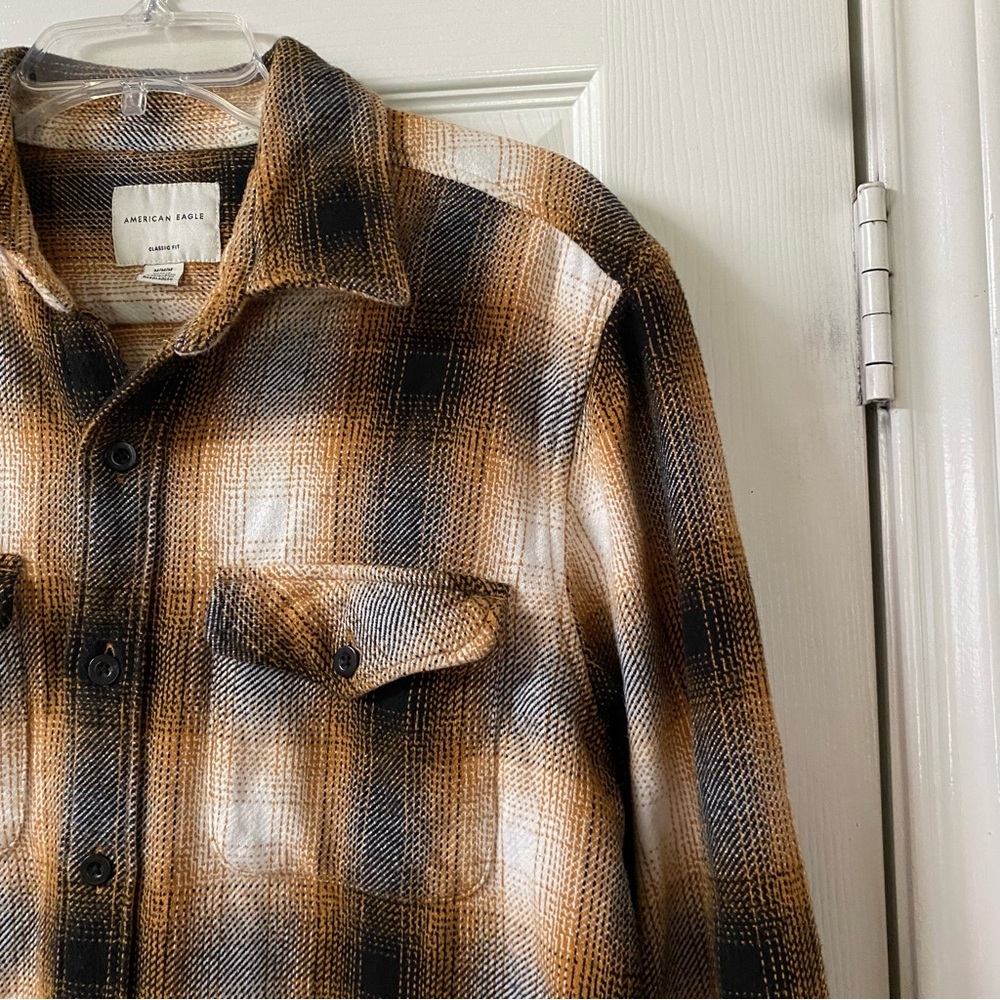 American Eagle Men’s Size Medium Plaid Button-Up Shirt in Gold and Black Fleece - Picture 2 of 11